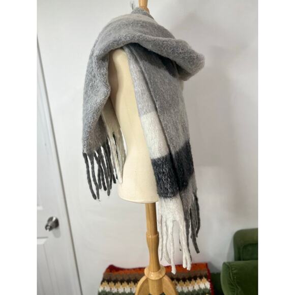 ZARA Oversized Color Block Blushed Plaid Fluffy Fringe Blanket Scarf Gray - Picture 4 of 12